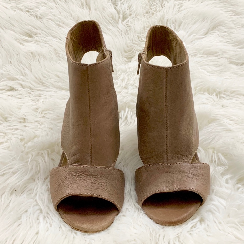le chateau Tan Leather Sandals - Picture 3 of 6